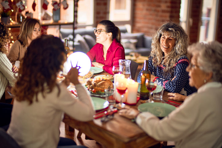 Fröhliche Runde beim festlichen Abendessen